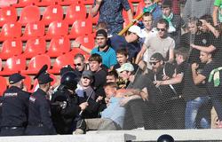 Российские полицейские избили безногого фаната