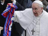  Футболисты «Сан-Лоренсо» подарили папе Римскому выигранный кубок на день рождения