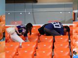 Болельщики сборной Японии убирают трибуны стадиона после каждого матча чемпионата мира (ФОТО)