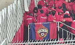 Kibice Widzewa wywiesili flagę CSKA Moskwa na trybunach podczas meczu o mistrzostwo Polski (FOTO)