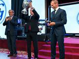 ФОТО: Как Александер Чеферин вручал Григорию Суркису Кубок Европы