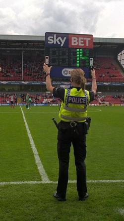 В Англии женщина-полицейский заняла пост резервного арбитра в товарищеском матче