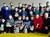 Виталий Буяльский во время отпуска привез подарки юным спортсменам