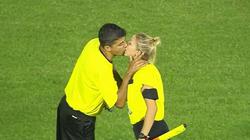 В Бразилии арбитры страстно поцеловались в губы перед стартом футбольного матча (ФОТО)
