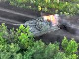 Так драпает русский танкист по украинской земле от своего танка, подбитого Javelin (ВИДЕО)