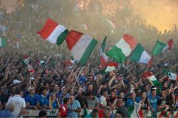 Группу итальянских болельщиков накажут за фашистское приветствие в Израиле