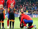 Гризманн завязал шнурки ребенку во время слушания гимна Лиги чемпионов (ФОТО)