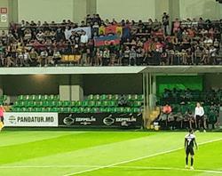 Fani szeryfa zawiesili flagę Azerbejdżanu na trybunach podczas meczu z ormiańskim Pjunikiem (FOTO)