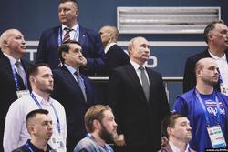 Путин на Европейских играх встает смирно под гимн Украины, как предвестник изменений в политике?