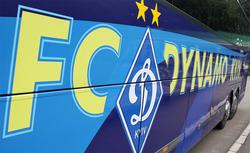 ВИДЕО: Болельщики «Динамо» встретили автобус команды у «Олимпийского» перед матчем с «Маккаби»
