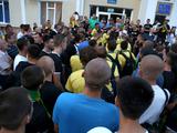 Фанаты «Нивы» едва не избили футболистов после проигранного дерби (ФОТО)
