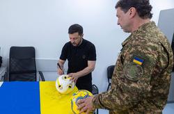 Володимир Зеленський підписав м’яч для Владислава Ващука (ВІДЕО)