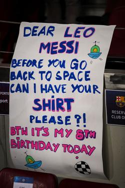 Юный фанат «Барселоны» оригинально попросил футболку у Месси (ФОТО)