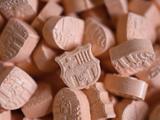 Полиция Германии конфисковала таблетки экстази в форме эмблемы «Барселоны» (ФОТО)