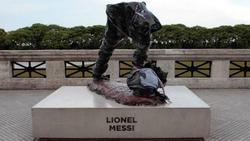 В Буэнос-Айресе вандалы разбили статую Месси (ФОТО)