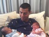 Роналду опубликовал фото своих новорожденных детей (ФОТО)