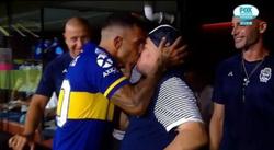 Карлос Тевес поцеловал Диего Марадону на удачу перед чемпионским матчем «Боки» (ФОТО)