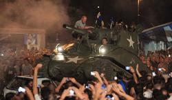 Фанаты «Аталанты» отметили межсезонье поездкой на танке по городу (ФОТО)