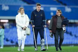 PHOTO of Mykolenko leaving the stadium on crutches after being injured has appeared