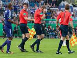 Зрители сорвали матч Кубка Германии, забросав судью зажигалками (ВИДЕО)