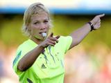 Женщина-арбитр стала автором голевой передачи в матче чемпионата Германии (ВИДЕО)
