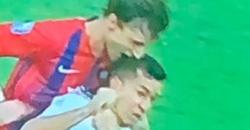 В Парагвае футболист укусил соперника за голову (ВИДЕО)
