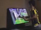 Фанат «Фенербахче» разбил телевизор кулаком во время дерби с «Бешикташем» (ВИДЕО)