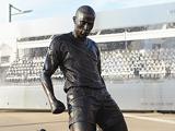 Анри не сдержал эмоций во время открытия собственной статуи (ФОТО)