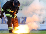 Поджигатели файеров на матче Украина — Англия заплатят штраф в размере 104 тыс грн