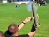 В Хорватии болельщик на футбольном матче выстрелил в сторону поля из гранатомета (ВИДЕО)