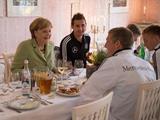 Швайнштайгер: «Когда в раздевалку зашла Меркель, я был в душе»