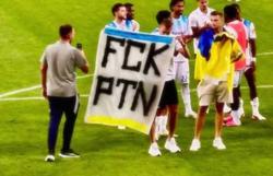 Ісенко і Романчук після матчу кваліфікації Ліги чемпіонів проти білоруського клубу тримали в руках банер з написом FCK PTN