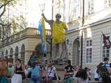 Во Львове памятники одели в форму сборной Украины (ФОТО)
