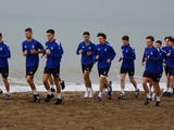 Начало сбора «Динамо U-19»: работа на песке и зеленом поле.