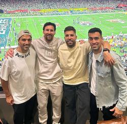 Luis Suárez, Lionel Messi, Jordi Alba und Sergio Busquets besuchten das Super Bowl-Spiel (FOTO)