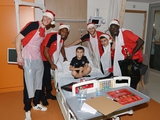 Футболисты «Ливерпуля» и Юрген Клопп навестили детей в больнице Ливерпуля