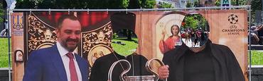На Крещатике болельщики устроили креативный троллинг Павелко с помощью «фото из церкви» (ФОТО)