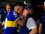 Карлос Тевес поцеловал Диего Марадону на удачу перед чемпионским матчем «Боки» (ФОТО)