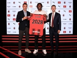 «Милан» продлил контракт с Леау до 2028 года