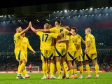 Андреа Мальдера поёт гимн Украины вместе с командой...