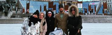 Фран Соль со всей своей большой семьей гуляет по Киеву (ФОТО)