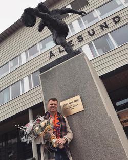 В Норвегии открыли памятник экс-защитнику «Ливерпуля» Риисе (ФОТО)
