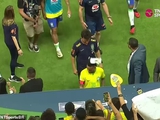 A fan threw a packet of popcorn at Neymar, hitting him in the head (PHOTO, VIDEO)