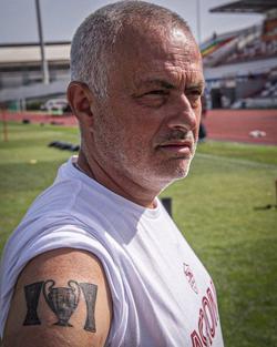 Моуриньо показал татуировку с тремя европейскими кубками (ФОТО)