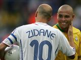 «Сделай себе одолжение — выйди». Роналдо выставил Зидана из раздевалки сборной Бразилии после вылета с ЧМ-2006