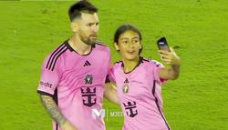 During an MLS match, a fan ran onto the pitch and took selfies with Messi. Messi didn't mind (VIDEO)