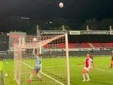 Curiosity of the day in women's football: the ball mocked the goalkeeper (VIDEO)
