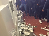 Фанаты «Манчестер Сити» устроили погромы в туалете «Олд Траффорд» (ФОТО)
