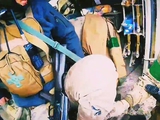 Die Streitkräfte der Ukraine zeigten den Prozess der Evakuierung eines verwundeten Soldaten auf einem gefangenen russischen "Tig