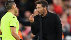 Диего Симеоне показал арбитру жест, который спровоцировал его на конфликт из болельщиком «Ливерпуля» (ФОТО)